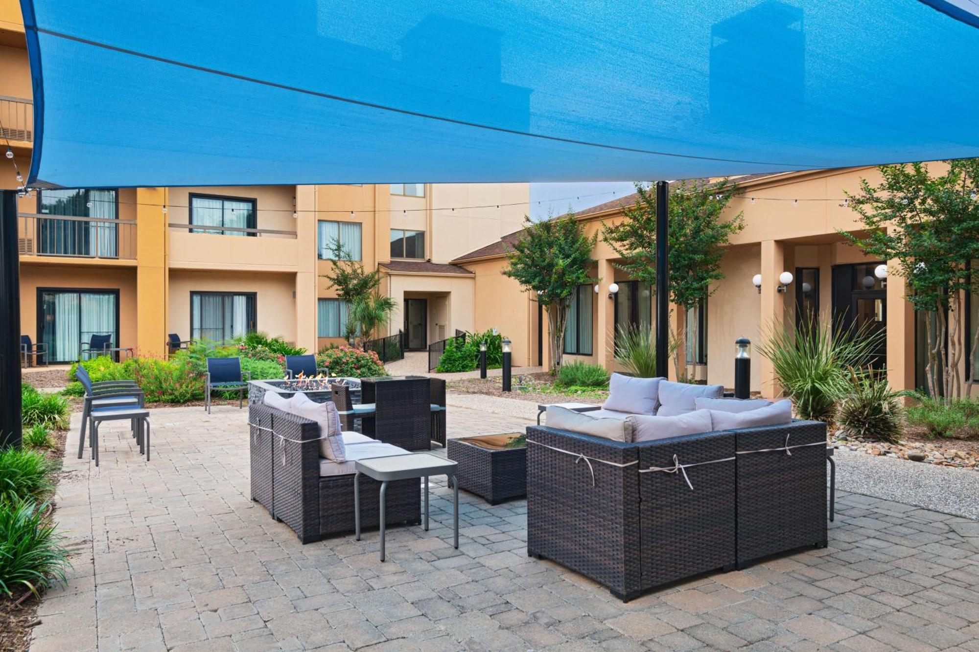 Courtyard By Marriott San Antonio Airport Hotel Exterior photo