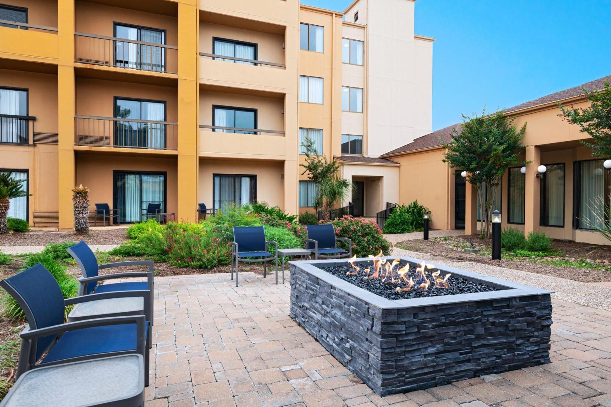 Courtyard By Marriott San Antonio Airport Hotel Exterior photo